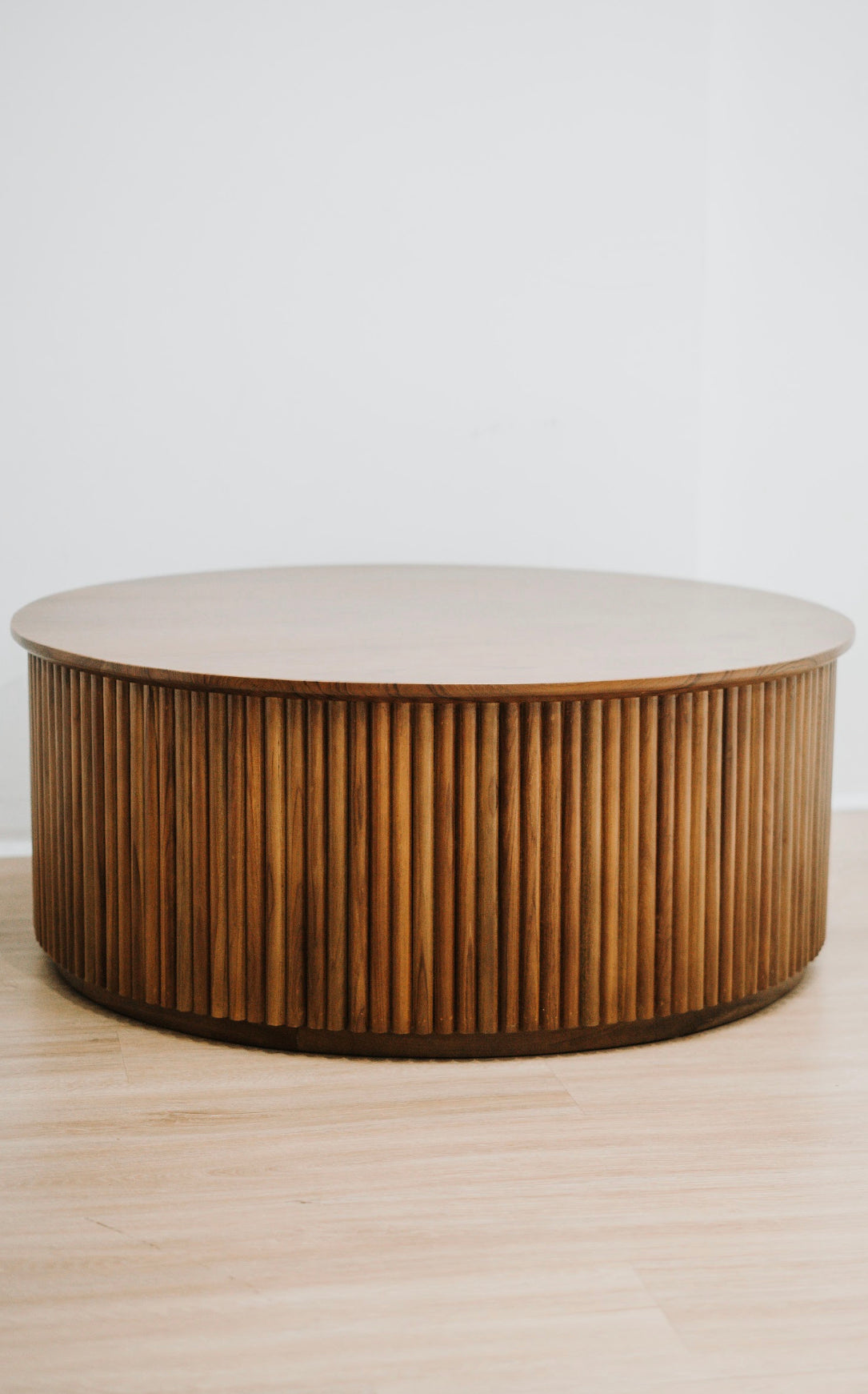 Fluted Rounded Table Round Coffee Fluted Table: Elegant Centerpiece for Modern Living Rooms
